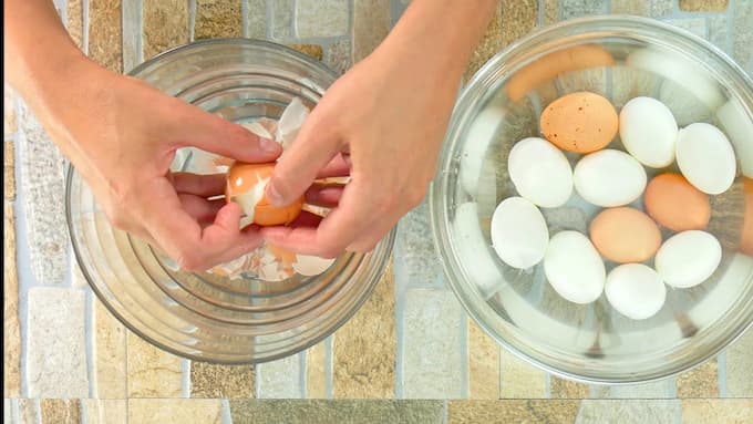 How to peel a hard boiled egg